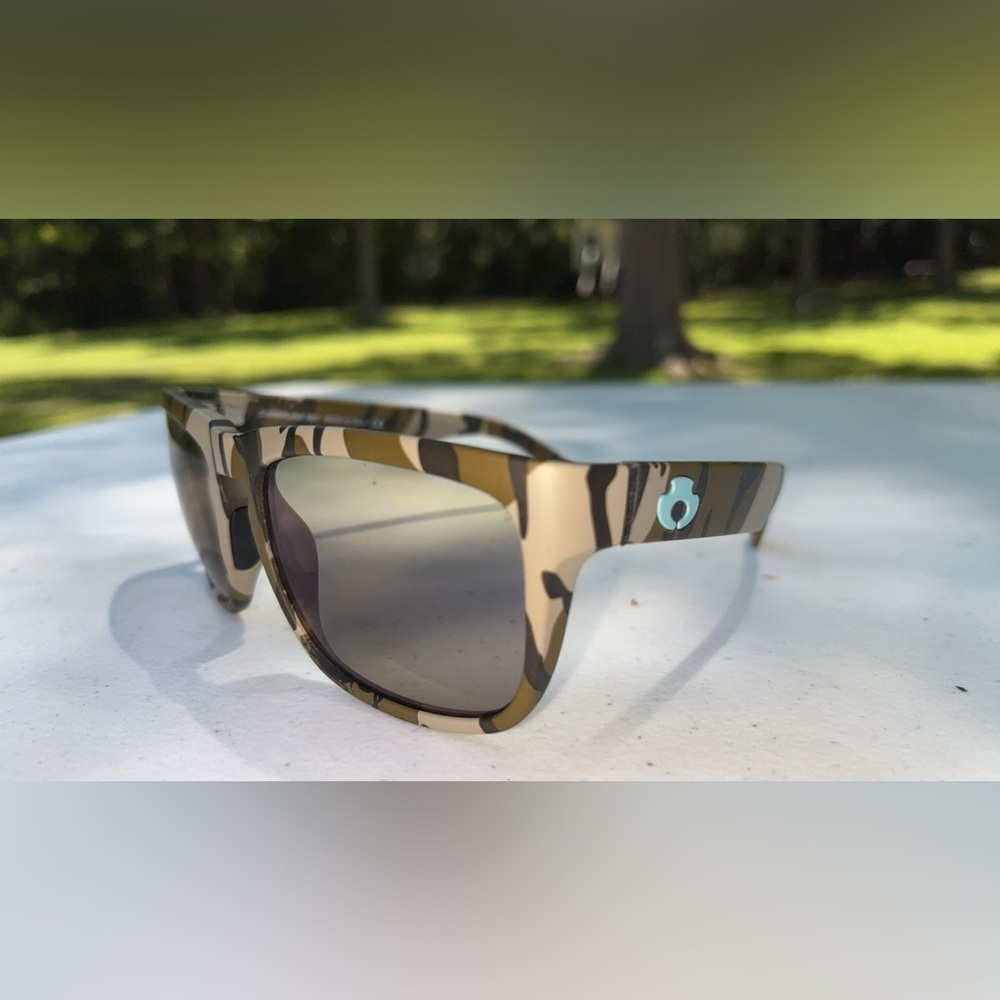 Blue Otter Polarized camo sunglasses never worn! Cumberland